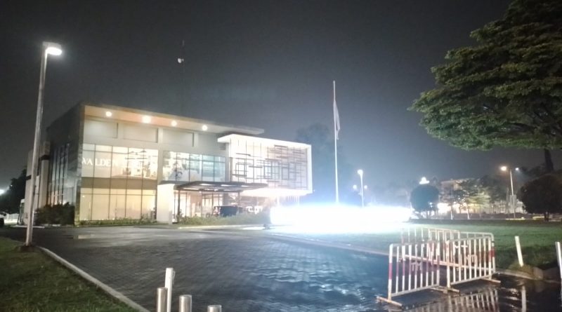 Pihak Pengelola Marketing Gallery Metland Transyogi Cileungsi Dinilai Lalai, Bendera Merah Putih Tetap Berkibar Malam Hari