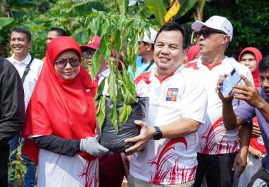 Adityawarman Puji Warga Kota Bogor Dalam Menanam Pohon di Kegiatan Pesta Rakyat