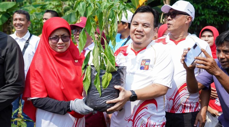 Adityawarman Puji Warga Kota Bogor Dalam Menanam Pohon di Kegiatan Pesta Rakyat