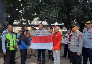 Kobarkan Semangat Merah Putih, Kadishub dan Camat Jonggol Bagikan Bendera Merah Putih