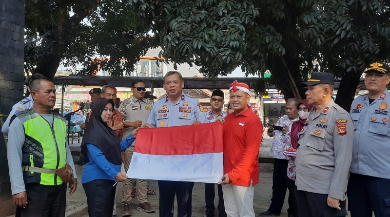 Kobarkan Semangat Merah Putih, Kadishub dan Camat Jonggol Bagikan Bendera Merah Putih