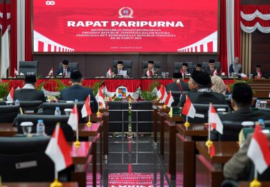 Kenakan Syal Palestina di Rapat Paripurna, Ketua DPRD Kota Bogor Pimpin Rapat Paripurna Pidato Kenegaraan Presiden dan Tetapkan Raperda Pajak & Retribusi