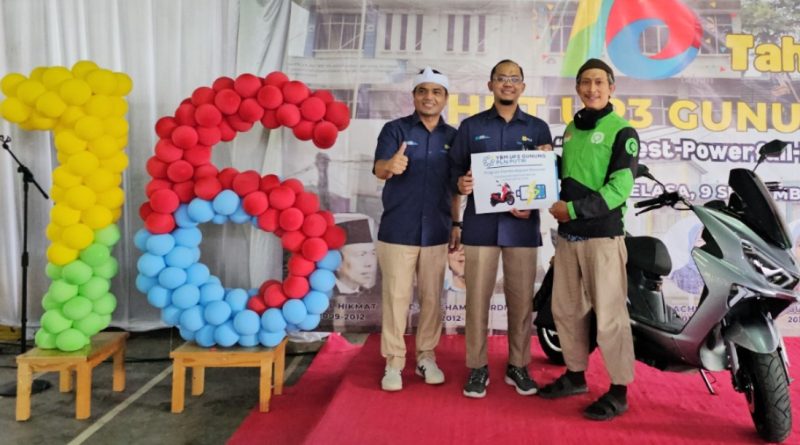 Dukung Pemberdayaan Ekonomi, PLN Gunung Putri Bersama YBM PLN Serahkan Bantuan Motor Listrik Untuk Ojek
