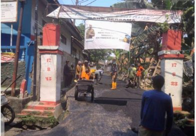 Pemdes Cileungsi Lakukan Pengaspalan Jalan Lingkungan, Warga Kp. Tengah Merasa Lega