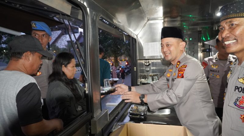 Kapolres Bogor Gelar Bagi Takjil dan Buka Bersama Mahasiswa di Pakansari