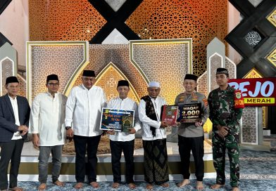 Momen Peringatan Nuzulul Qur’an, Polres Bogor Serahkan Wakaf 2000 Al-Qur’an Pada Acara Tabligh Akbar Masjid Baitul Faizin