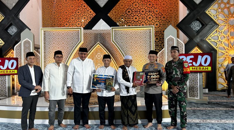 Momen Peringatan Nuzulul Qur’an, Polres Bogor Serahkan Wakaf 2000 Al-Qur’an Pada Acara Tabligh Akbar Masjid Baitul Faizin