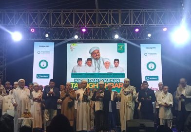 Tak Hiraukan Guyuran Hujan, Ribuan Jamaah Padati Tabligh Akbar Bumi Sultan Jonggol