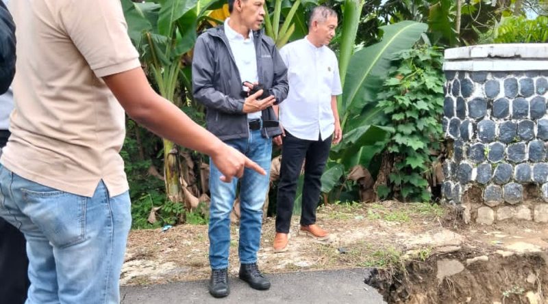 Jembatan Cigoha Tanjungsari Bogor Ambruk Pasca Hujan Deras, Warga Bangun Jembatan Bambu Darurat Dengan Swadaya