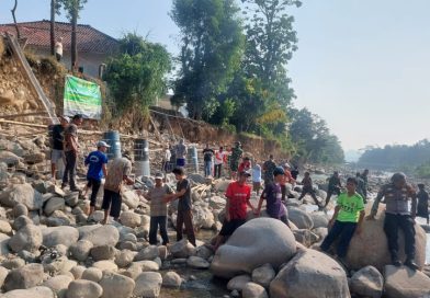 Peduli Lingkungan Danramil Sukamakmur Prakarsai Kerja Bakti dan Bakti Sosial di Kp. Parakan Panjang