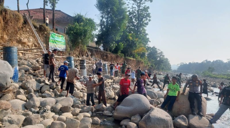 Peduli Lingkungan Danramil Sukamakmur Prakarsai Kerja Bakti dan Bakti Sosial di Kp. Parakan Panjang