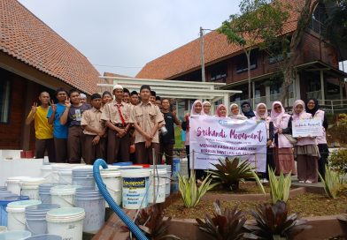 Tanggap Darurat Kemarau Panjang, YBM PLN Gunung Putri dan Srikandi PLN Gunung Putri Salurkan Air Bersih dan Sembako untuk Santri di Kabupaten Bogor