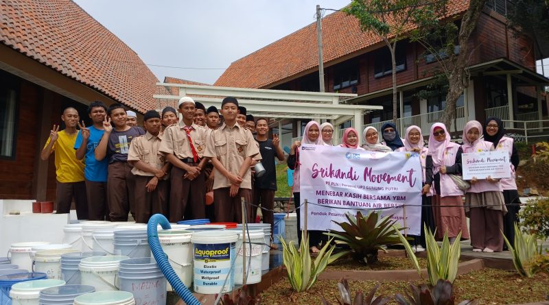 Tanggap Darurat Kemarau Panjang, YBM PLN Gunung Putri dan Srikandi PLN Gunung Putri Salurkan Air Bersih dan Sembako untuk Santri di Kabupaten Bogor