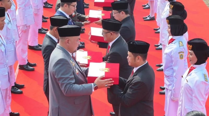 Bupati Bogor Serahkan Bendera Merah Putih ke 40 Kecamatan di Kabupaten Bogor