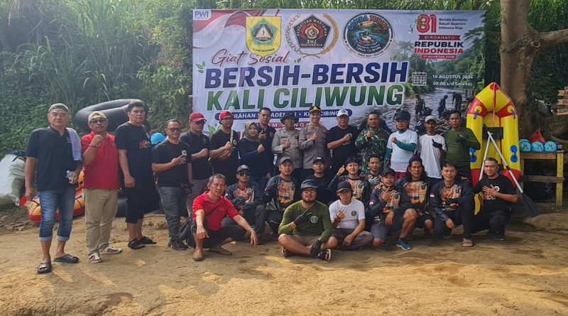 PWI Kabupaten Bogor dan Komunitas Gelar Aksi Bersihkan Kali Ciliwung, Momentum Kemerdekaan Jadi Gerakan Peduli Lingkungan