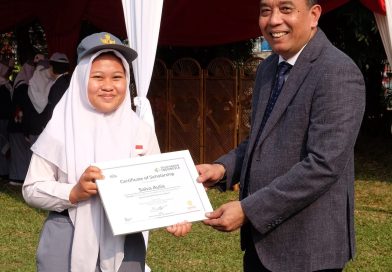 500 Pelajar Dari 9 Desa Sekitar Pabrik Narogong Dapatkan Beasiswa SBI Peduli Pendidikan