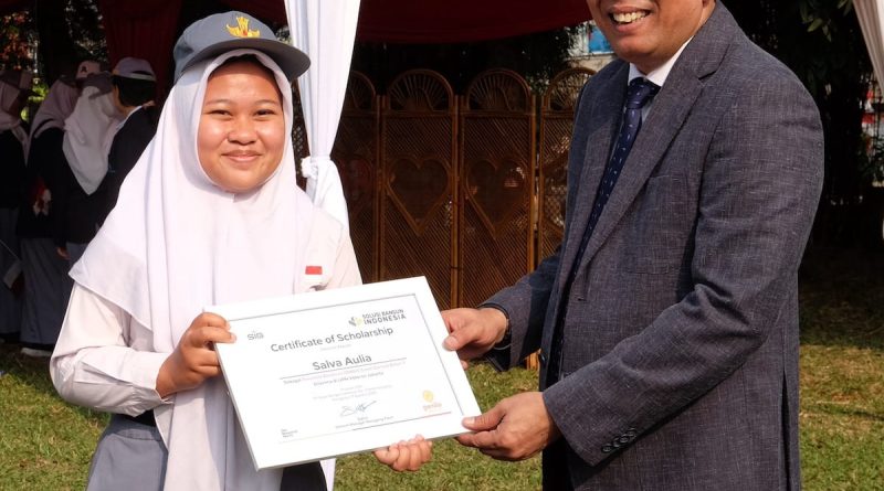 500 Pelajar Dari 9 Desa Sekitar Pabrik Narogong Dapatkan Beasiswa SBI Peduli Pendidikan