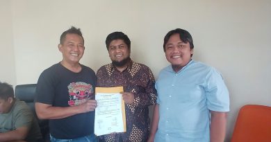 Anton Pratama (tengah)