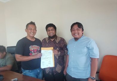 Anton Pratama (tengah)