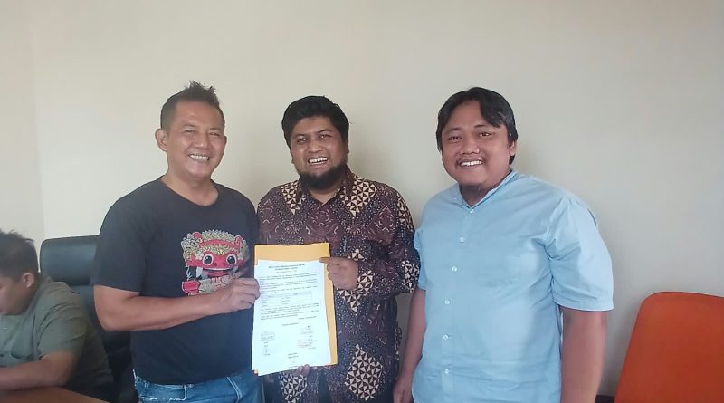 Anton Pratama (tengah)