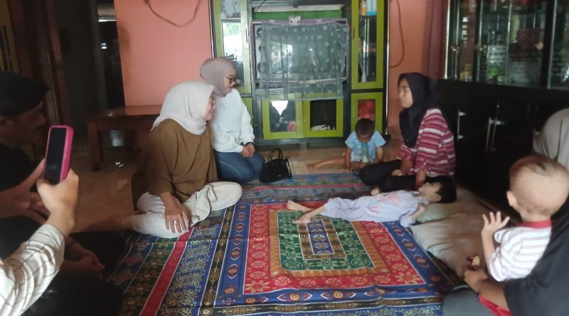 Tunjukkan Empati Soal Kasus Anak Sakit di Tanjungsari, Anggota Dewan Hj. Nunur Nurhasdian Kunjungi si Anak