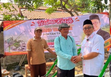 Anggota Dewan Achmad Fathoni Serahkan Bantuan Hand Traktor Kepada 16 Poktan Bogor Timur di Cariu