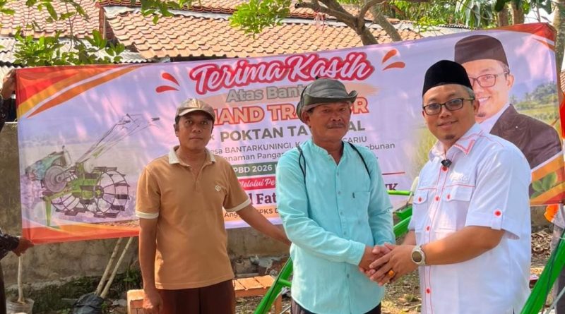 Anggota Dewan Achmad Fathoni Serahkan Bantuan Hand Traktor Kepada 16 Poktan Bogor Timur di Cariu