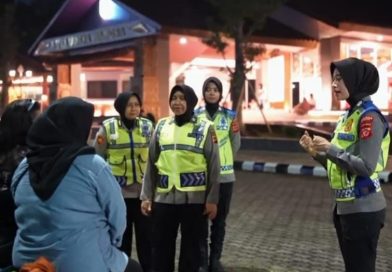 Polres Bogor Gelar Patroli Jalan Kaki di Alun-Alun Pemda, Sampaikan Himbauan Kamtibmas kepada Masyarakat