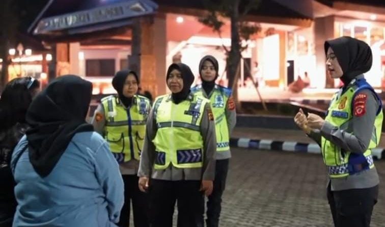 Polres Bogor Gelar Patroli Jalan Kaki di Alun-Alun Pemda, Sampaikan Himbauan Kamtibmas kepada Masyarakat