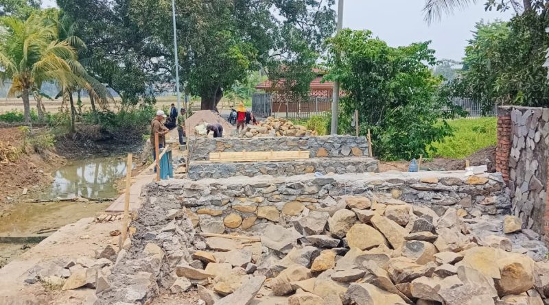 Dapatkan Bankeu, Pemdes Bojong Klapanunggal Bangun Jembatan